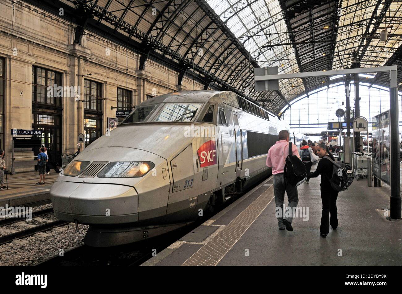 Train TGV entrant à la gare de Bordeaux Saint-Jean, Bordeaux, Gironde,  Nouvelle Aquitaine, France Photo Stock - Alamy