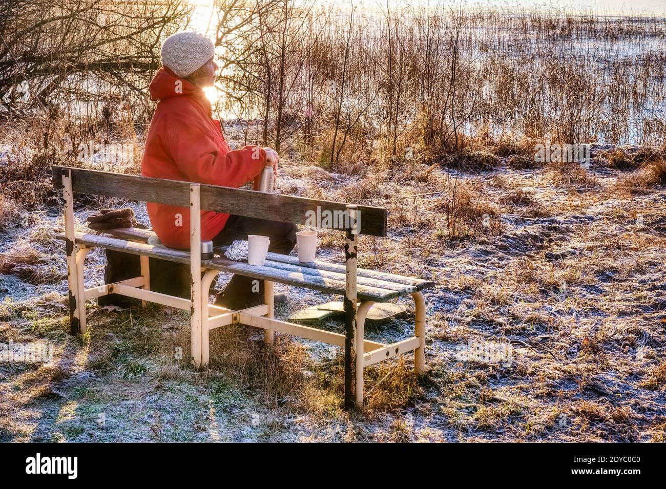 Femme ayant un break de café dehors sur un hiver frais jour Banque D'Images