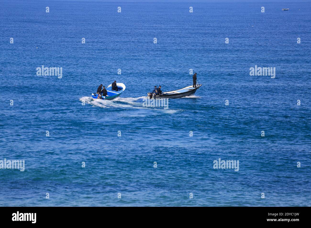 Gouvernorat d'Al Wusta, Oman. 25 décembre 2020. Les policiers de la police maritime patrouillent le long de la bande côtière dans le gouvernorat d'Al-Wusta pendant un long couvre-feu imposé pour enrayer la propagation de la pandémie COVID-19 du coronavirus dans le gouvernorat d'Al-Wusta le 25 décembre 2020. (Photo de Mahmuod Khatab/INA photo Agency/Sipa USA) crédit: SIPA USA/Alay Live News Banque D'Images