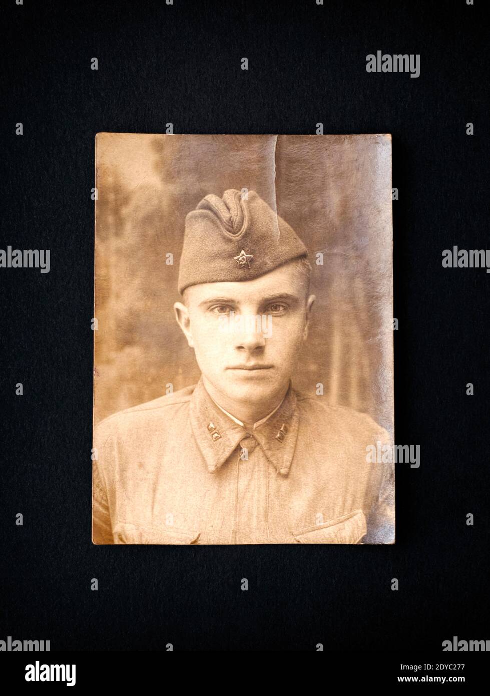 Portrait photo vintage d'un soldat de l'Armée rouge russe. La photo a été prise au début de la Grande Guerre patriotique (Seconde Guerre mondiale). Photo rétro de ma propre co Banque D'Images
