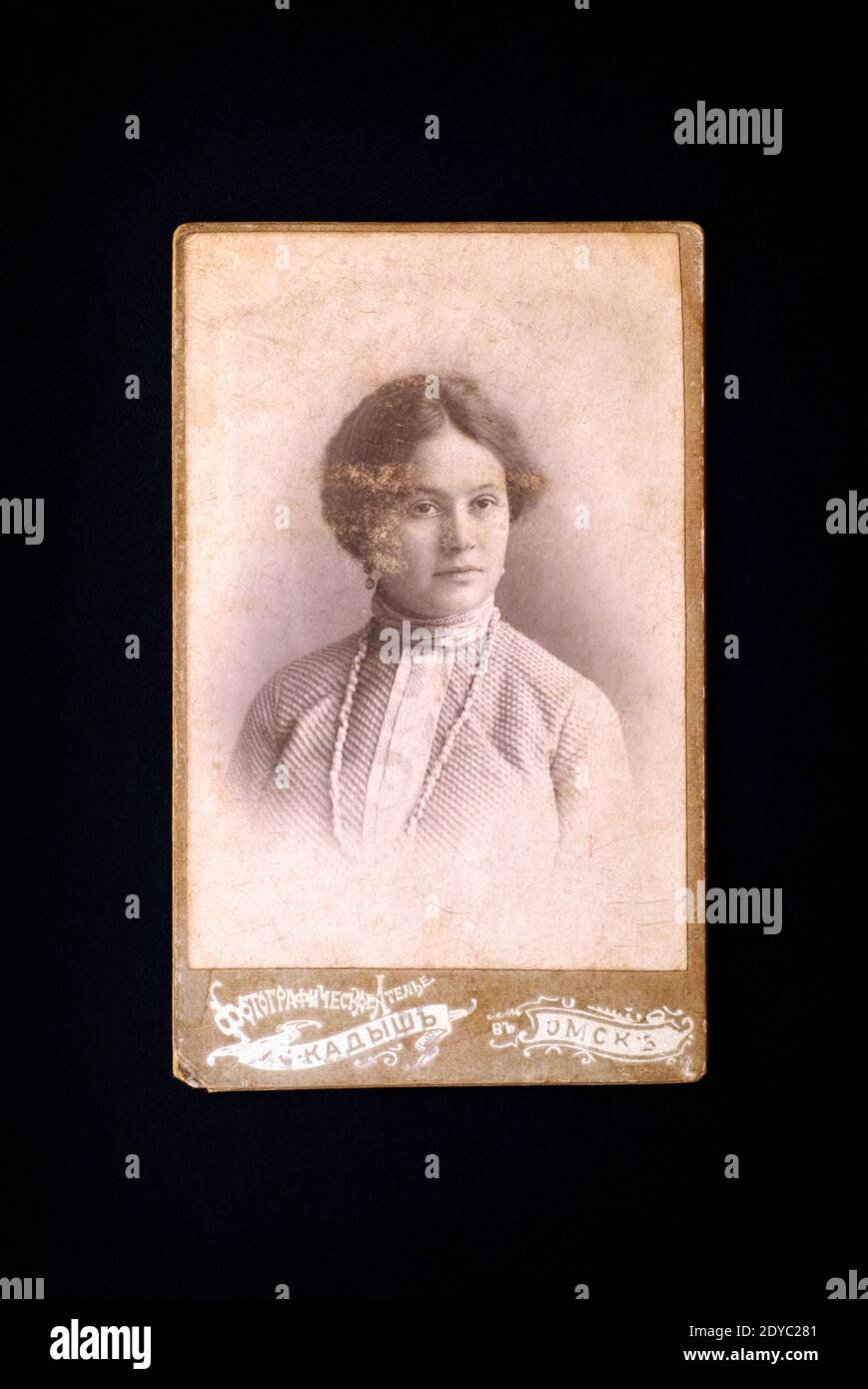 Portrait photo vintage de la femme russe. La photo a été prise au début du XXe siècle à Omsk. Photo rétro de ma propre collection. Banque D'Images