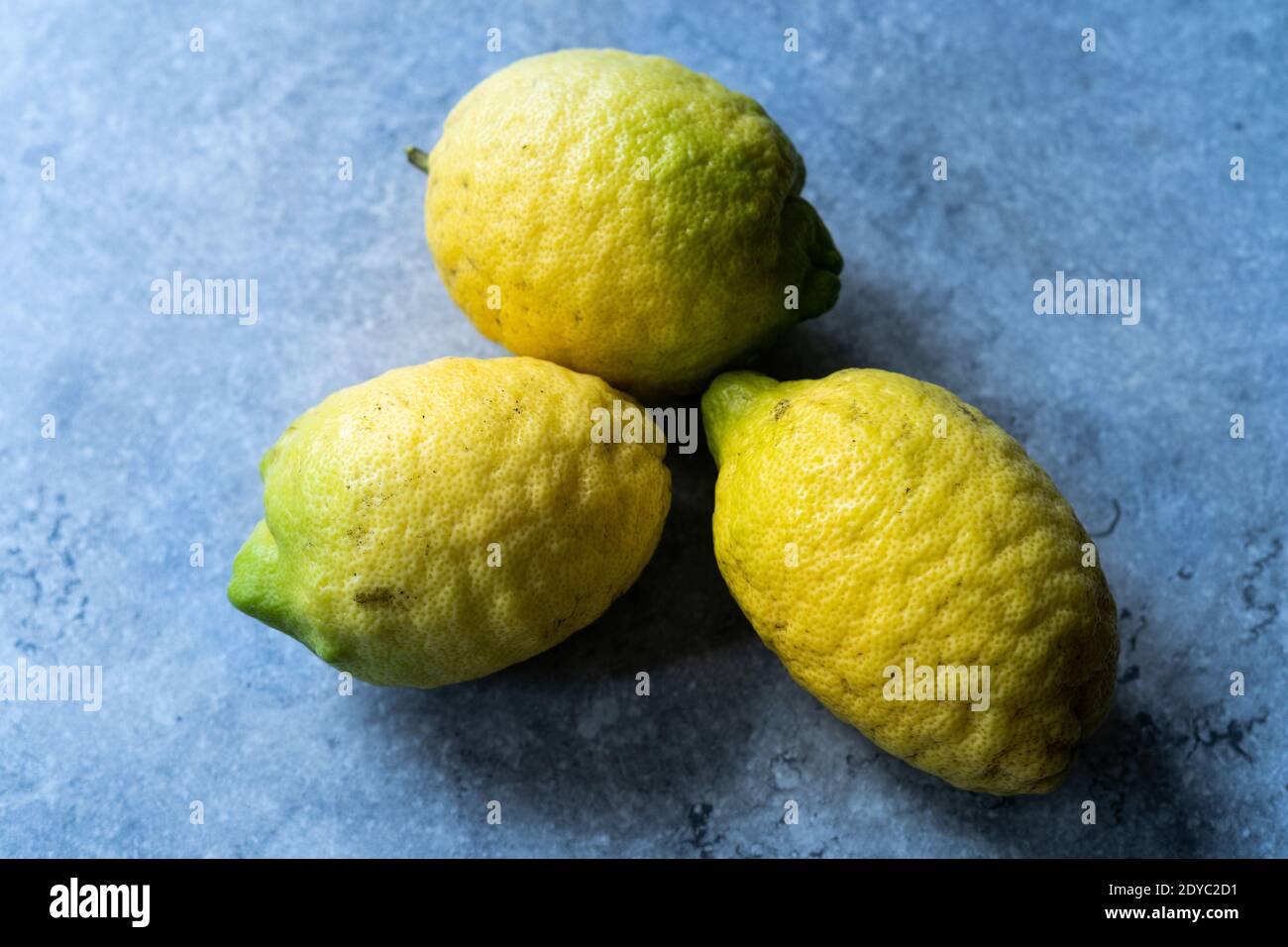 Fruit coréen Yuzu pour thé Yuja également demi-coupe de citron japonais. Aliments biologiques sains. Prêt à manger. Banque D'Images