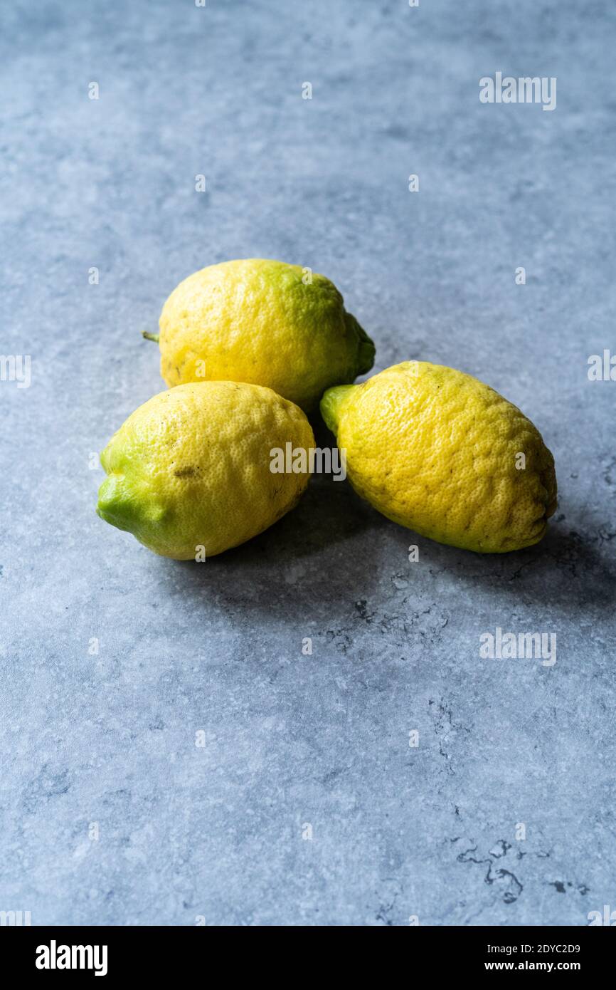Fruit coréen Yuzu pour thé Yuja également demi-coupe de citron japonais. Aliments biologiques sains. Prêt à manger. Banque D'Images