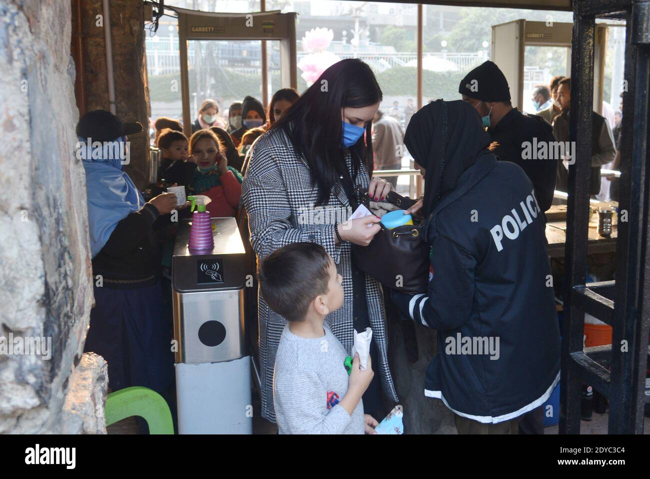 Pakistanais un grand nombre de Christen profitent à Lahore Zoo après les prières de Noël pendant les célébrations de Noël à Lahore Banque D'Images