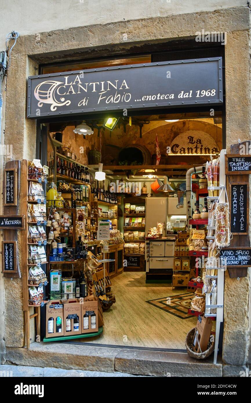 Extérieur et entrée d'une boutique de vins dans la vieille ville de Volterra vendant des vins et des produits locaux toscans, Pise, Toscane, Italie Banque D'Images