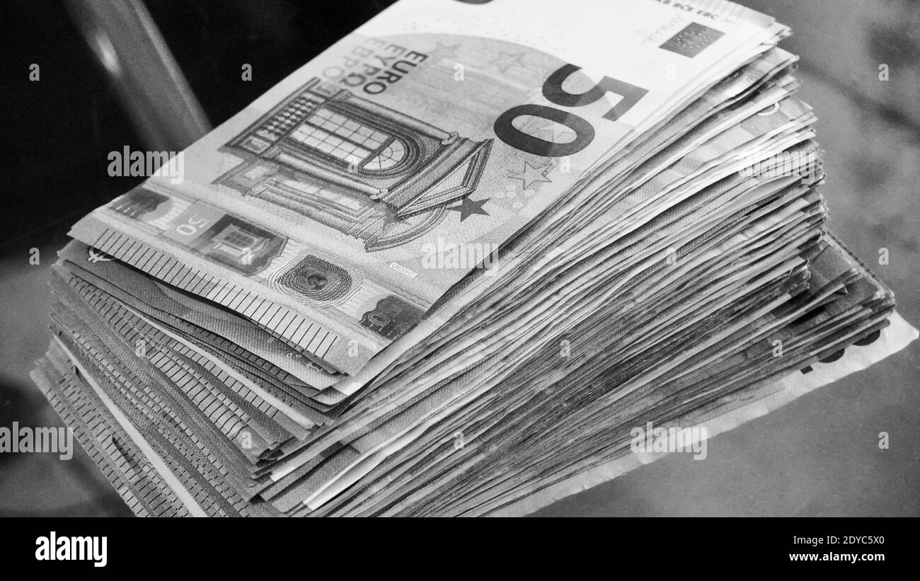 Grosse pile de billets de 50 euros. Beaucoup d'argent ou de monnaie. Argent et finances. Concept d'être ou de devenir riche. PH noir et blanc Banque D'Images