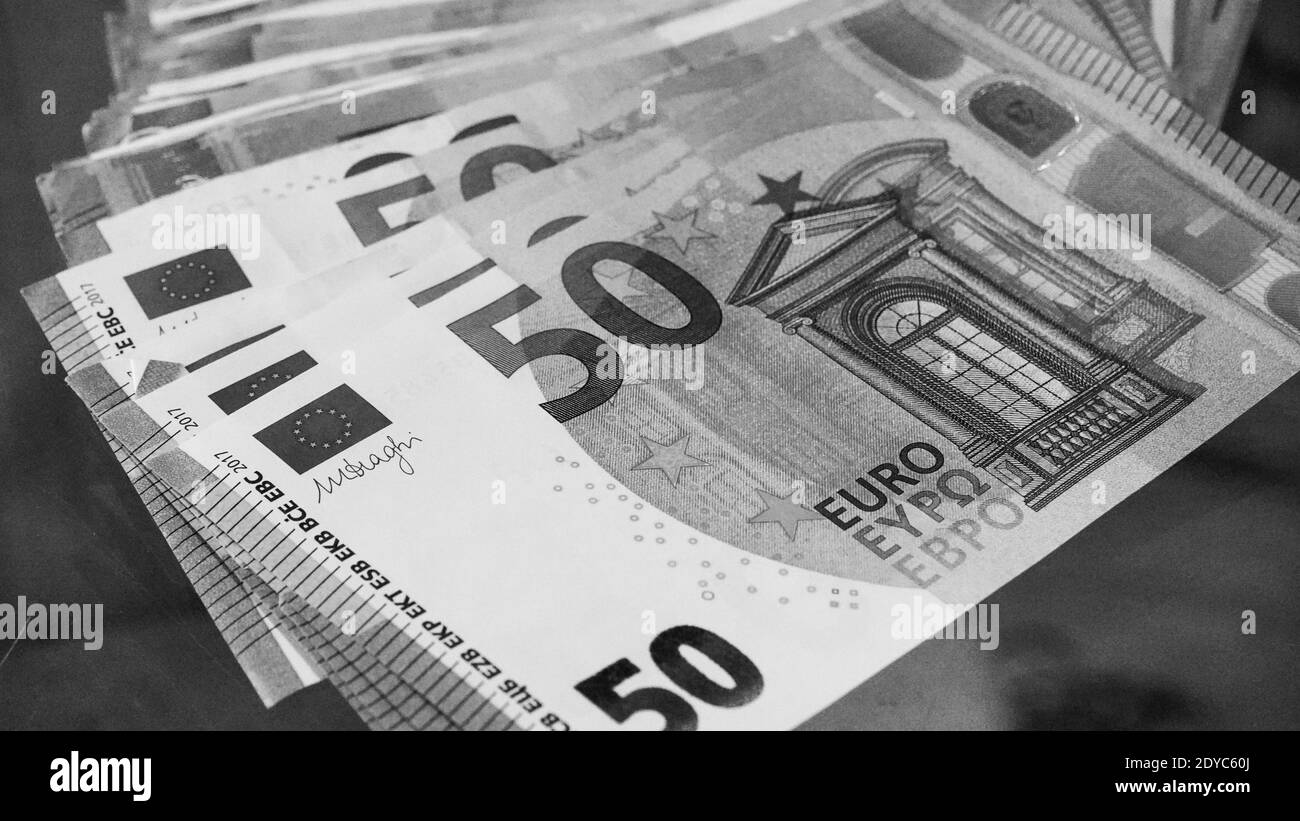 Grosse pile de billets de 50 euros. Beaucoup d'argent ou de monnaie. Argent et finances. Concept d'être ou de devenir riche. PH noir et blanc Banque D'Images