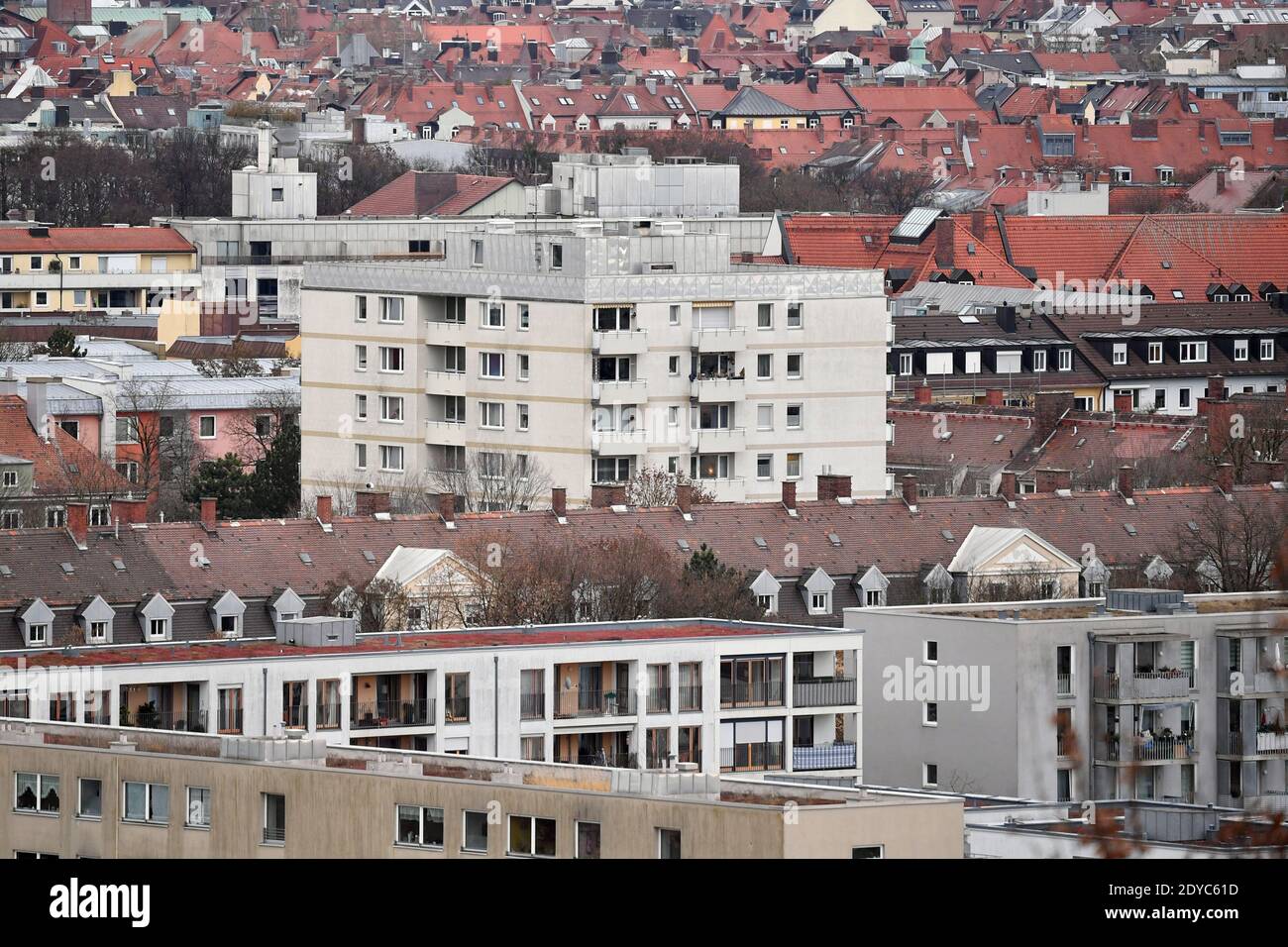 Munich, Allemagne. 24 décembre 2020. Vue sur les toits de Munich, la compression, les maisons résidentielles, les bâtiments, les appartements, | utilisation dans le monde crédit: dpa/Alay Live News Banque D'Images