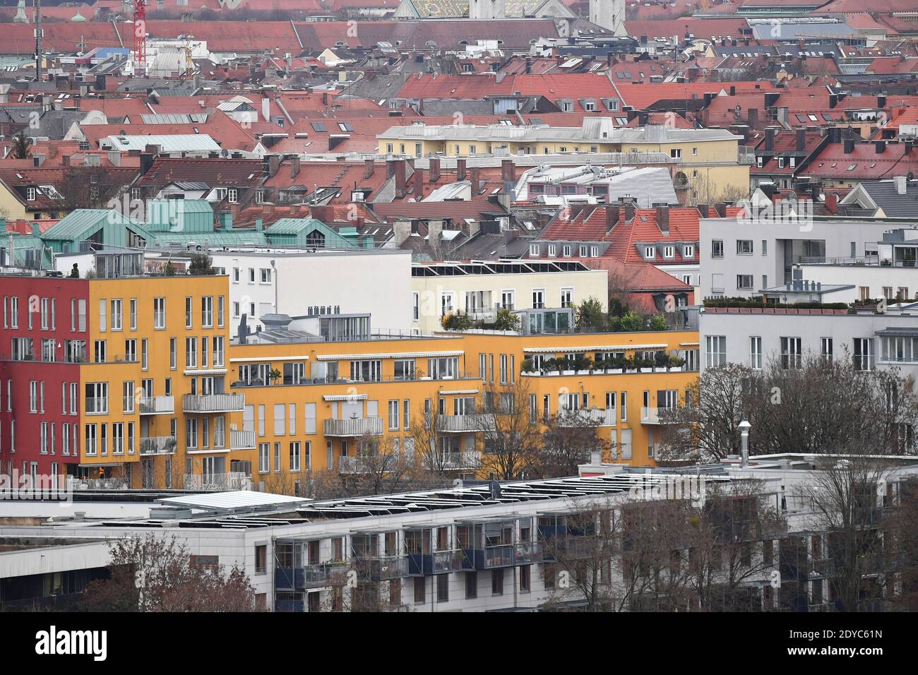 Munich, Allemagne. 24 décembre 2020. Vue sur les toits de Munich, la compression, les maisons résidentielles, les bâtiments, les appartements, | utilisation dans le monde crédit: dpa/Alay Live News Banque D'Images