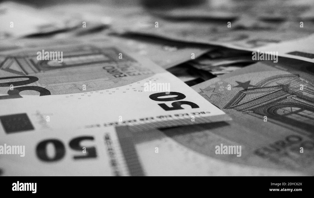 Grosse pile de billets de 50 euros. Beaucoup d'argent ou de monnaie. Argent et finances. Concept d'être ou de devenir riche. PH noir et blanc Banque D'Images