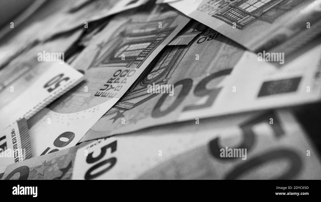 Grosse pile de billets de 50 euros. Beaucoup d'argent ou de monnaie. Argent et finances. Concept d'être ou de devenir riche. PH noir et blanc Banque D'Images