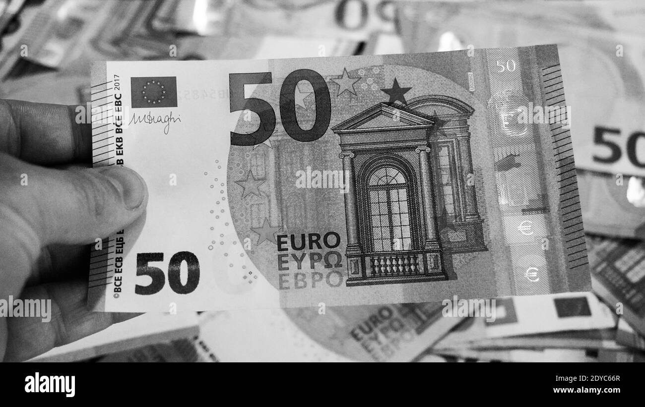 Grosse pile de billets de 50 euros. Beaucoup d'argent ou de monnaie. Argent et finances. Concept d'être ou de devenir riche. PH noir et blanc Banque D'Images