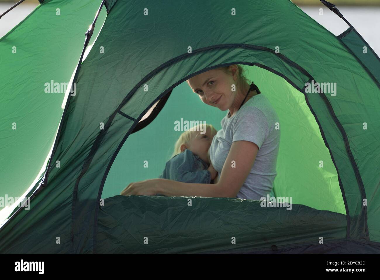 Maman Allaite Son Bebe Dans Une Tente De Camping Camping Avec Enfants Photo Stock Alamy