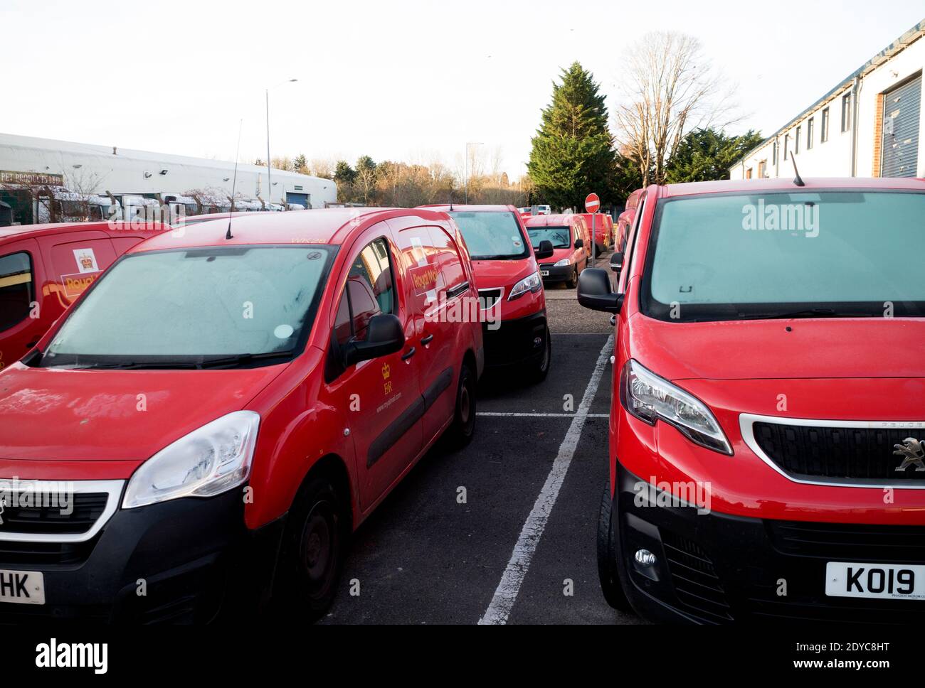 Les fourgonnettes Royal Mail garées le jour de Noël, Warwick, Royaume-Uni Banque D'Images