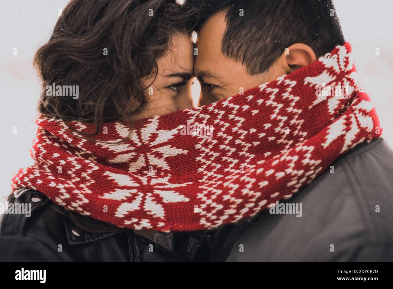 jeune homme et femme se tiennent embrasser et embrasser. mariée et marié en  couple amoureux en écharpe tricotée et mitaines en hiver avec neige et  flocons de neige. mariage Photo Stock -