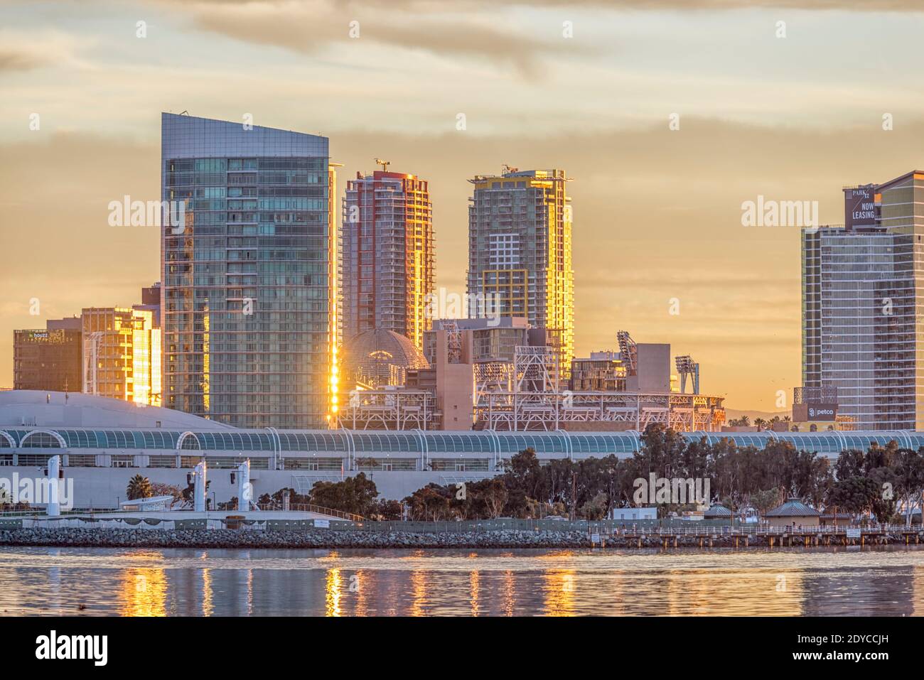 Lever du soleil le matin d'hiver avec vue sur le Skyline de San Diego. La vue est de Coronado, CA, Etats-Unis. Banque D'Images