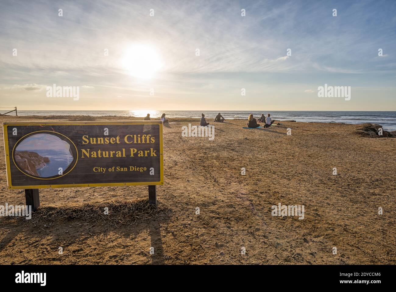 Après-midi d'hiver au parc naturel de Sunset Cliffs. San Diego, Californie, États-Unis. Groupe de personnes dans un cours de yoga. Banque D'Images