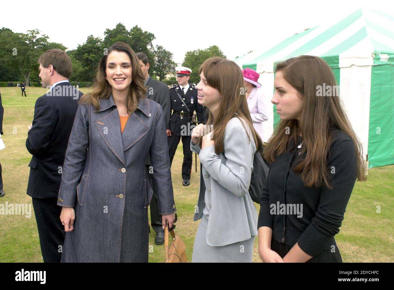 Une photo de fichier datée d'août 2000 montre L-R : la Reine Rania de Jordanie avec ses sœurs en droit la princesse Rayah Bint Al Hussein et la princesse Iman Bint Al Hussein, à l'Académie royale de Sandhurst, au Royaume-Uni, lors de la cérémonie des cadets pour le prince Hashem, fils du défunt roi Hussein. Photo par Ammar Abd Rabbo/ABACAPRESS.COM Banque D'Images