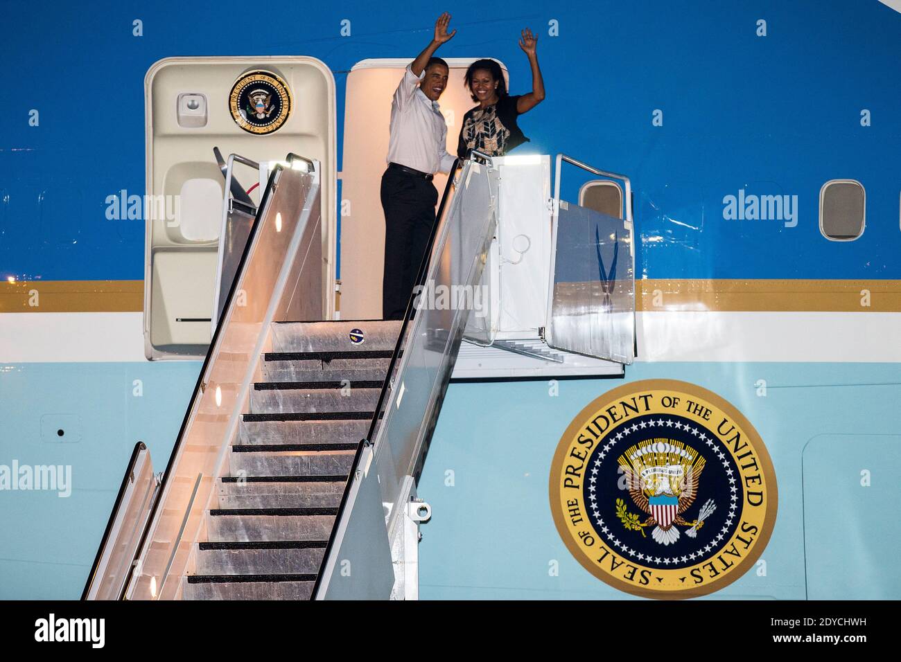 LE 05 janvier 2013, le président AMÉRICAIN Barack Obama et la première dame Michelle Obama ont intégré Air Force One à la base conjointe Pearl Harbor-Hickam à Honolulu, HI, États-Unis. Photo de Kent Nishimura/Pool/ABACAPRESS.COM Banque D'Images