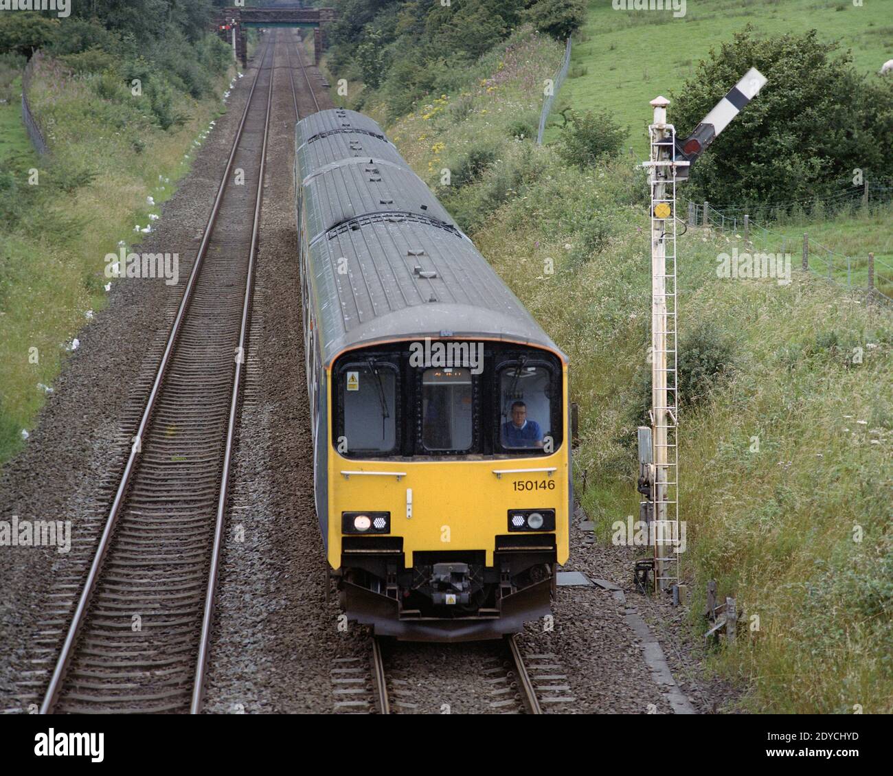 Edale, Hope Valley, Royaume-Uni - 18 juillet 2020 : train de voyageurs (classe 150) exploité par Northern passant un signal de sémaphore près de la gare d'Edale. Banque D'Images