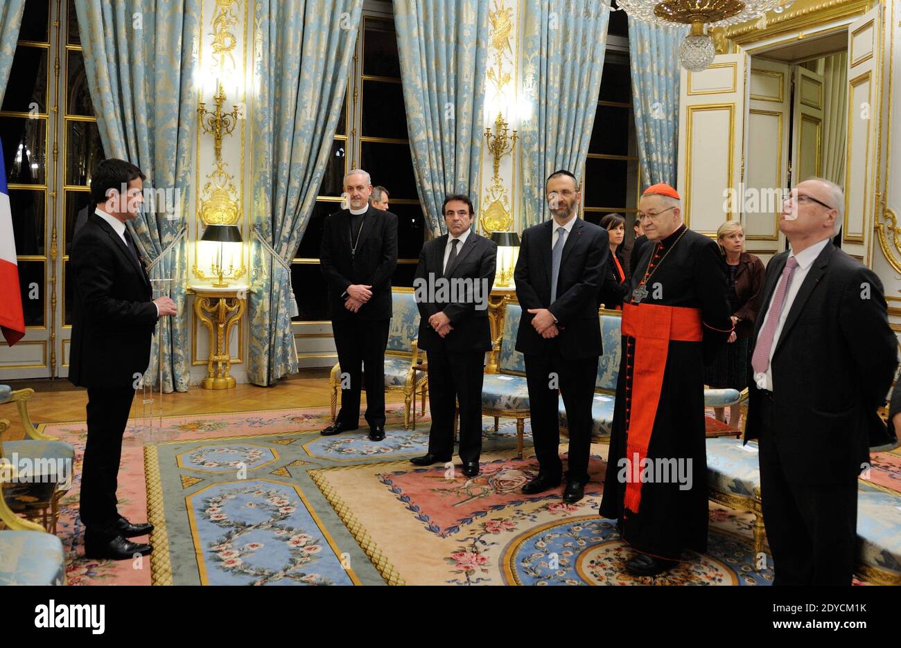 Le président François Hollande rencontre Manuel Valls, le métropolite Emmanuel, Joel Mergui, Gilles Bernheim, André Vingt-trois et Claude Baty au cours de son nouvel an, les meilleurs représentants religieux des catholiques, des protestants, des chrétiens orthodoxes, des juifs, des musulmans et des bouddhistes français au Palais de l'Elysée à Paris, France, le 8 janvier 2013. Photo de Jacques Witt/Pool/ABACAPRESS.COM Banque D'Images