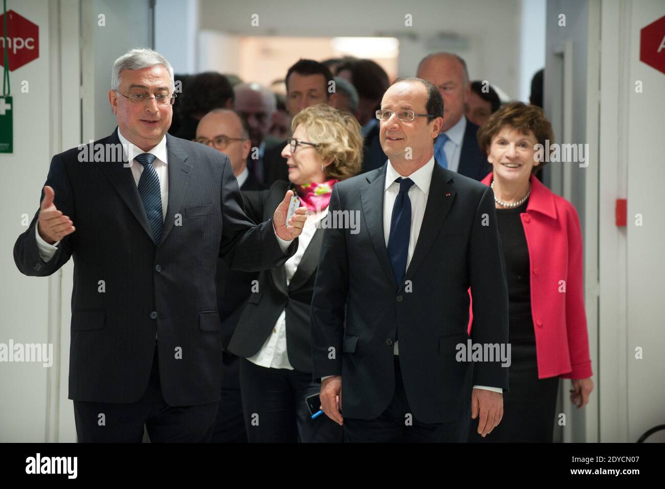 Alain Boudou, le président français François Hollande et la ministre française junior des personnes âgées et handicapées Michele Delaunay visitant le laboratoire de chimie « Polymeres organiques (LCPO) » à Talence, France, le 10 janvier 2013. Hollande était dans la région pour une visite consacrée aux investissements futurs et aux entreprises de haute technologie. Photo de Baptiste Fenouil/Pool/ABACAPRESS.COM Banque D'Images