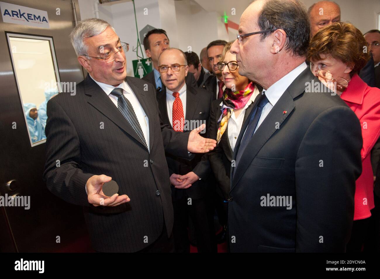 Alain Boudou, le président français François Hollande et la ministre française junior des personnes âgées et handicapées Michele Delaunay visitant le laboratoire de chimie « Polymeres organiques (LCPO) » à Talence, France, le 10 janvier 2013. Hollande était dans la région pour une visite consacrée aux investissements futurs et aux entreprises de haute technologie. Photo de Baptiste Fenouil/Pool/ABACAPRESS.COM Banque D'Images