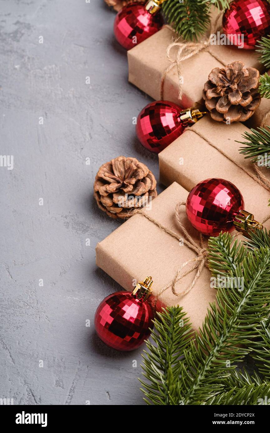 Composition des fêtes de Noël. Décoration rouge et boules, sapin, cadeaux et cônes de pin. Copier l'espace Banque D'Images