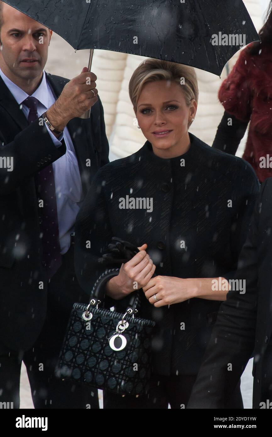 La princesse Charlene de Monaco arrive au salon de la collection Christian Dior de la haute-Couture Printemps-été 2013, qui s'est tenu à l'espace Ephemere des Tuileries à Paris, en France, le 21 janvier 2013. Photo de Nicolas Genin/ABACAPRESS.COM Banque D'Images