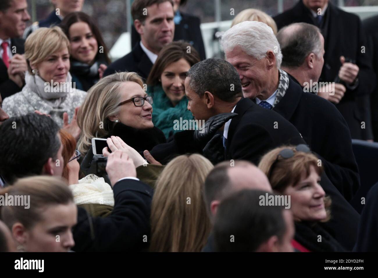 Le président américain Barack Obama salue la secrétaire d'État Hillary Clinton et l'ancien président Bill Clinton lors de l'inauguration présidentielle sur le front ouest du Capitole des États-Unis à Washington, DC, USA, le 21 janvier 2013. Barack Obama a été réélu pour un deuxième mandat en tant que président des États-Unis. Photo de Win McNamee/Pool/ABACAPRESS.COM Banque D'Images