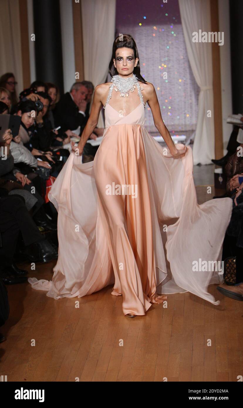 Le modèle Irene Salvador présente une création du designer français Eric Tibusch dans le cadre de la semaine de la haute-Couture de Paris printemps-été 2013, à l'Hôtel d'Evreux à Paris, France, le 21 janvier 2013. Photo de Marco Vitchi/ABACAPRESS.COM Banque D'Images