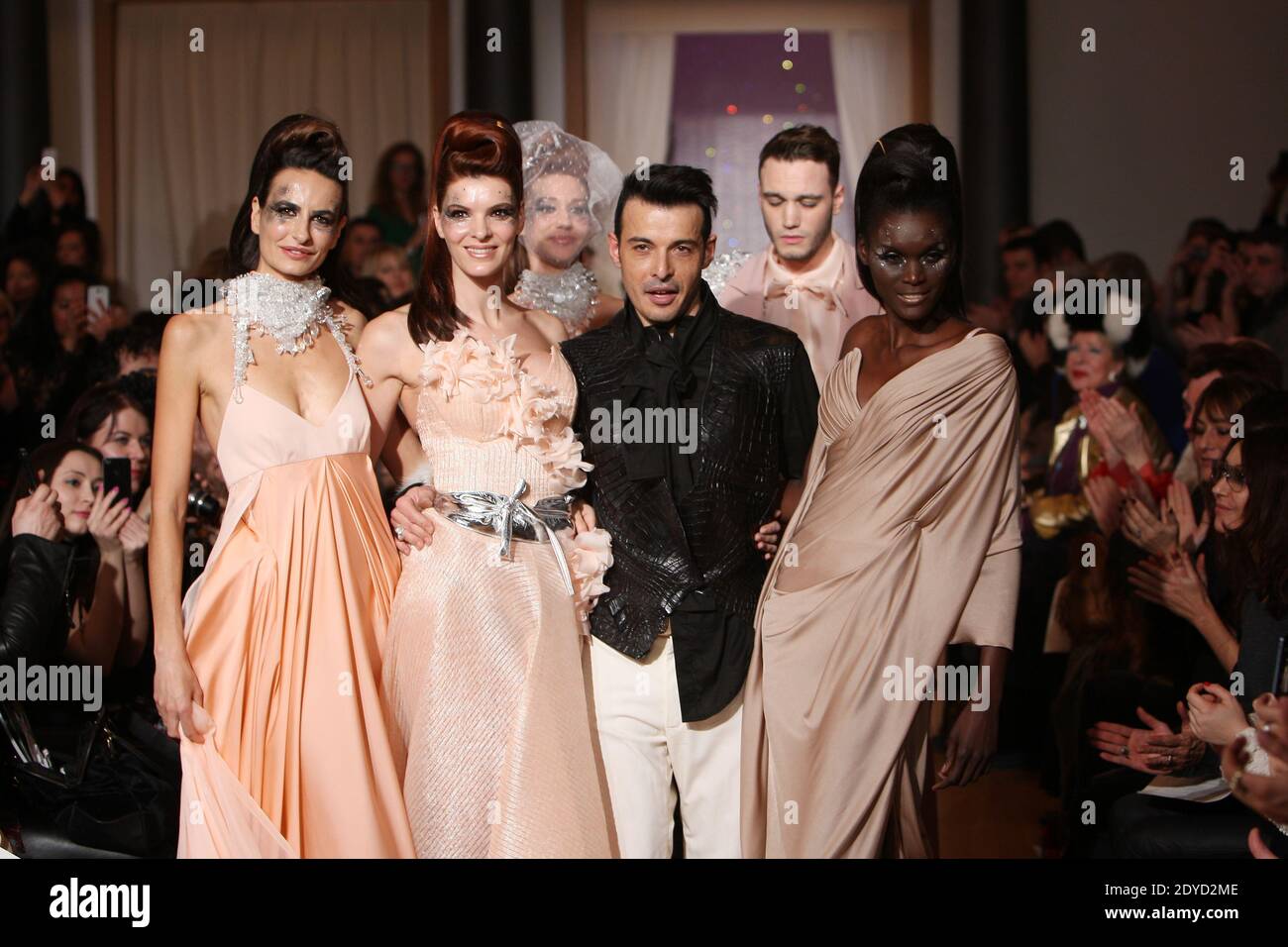 Le designer français Eric Tibusch, le modèle Irene Salvador et le modèle Julien (Secret Story 6) apparaissent sur la passerelle à la fin de son exposition de collection dans le cadre de la semaine de la mode de Paris haute-Couture Printemps-été 2013, à l'Hôtel d'Evreux à Paris, en France, le 21 janvier 2013. Photo de Marco Vitchi/ABACAPRESS.COM Banque D'Images