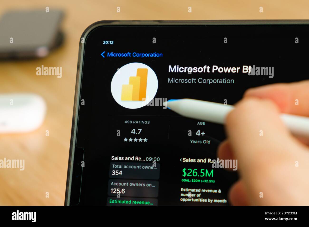 Logo Microsoft Power BI affiché au crayon Apple sur l'écran de la tablette iPad Pro. Homme utilisant l'application sur la tablette. Décembre 2020, San Francisco, États-Unis. Banque D'Images