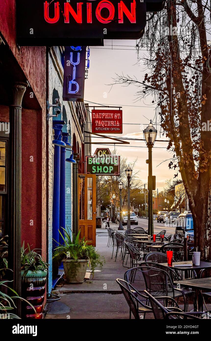 Le soleil se couche sur les restaurants de Dauphin Street, le 14 janvier 2017, à Mobile, Alabama. Les restaurants incluent Dauphin St. Taqueria et OK Bicycle Shop. Banque D'Images