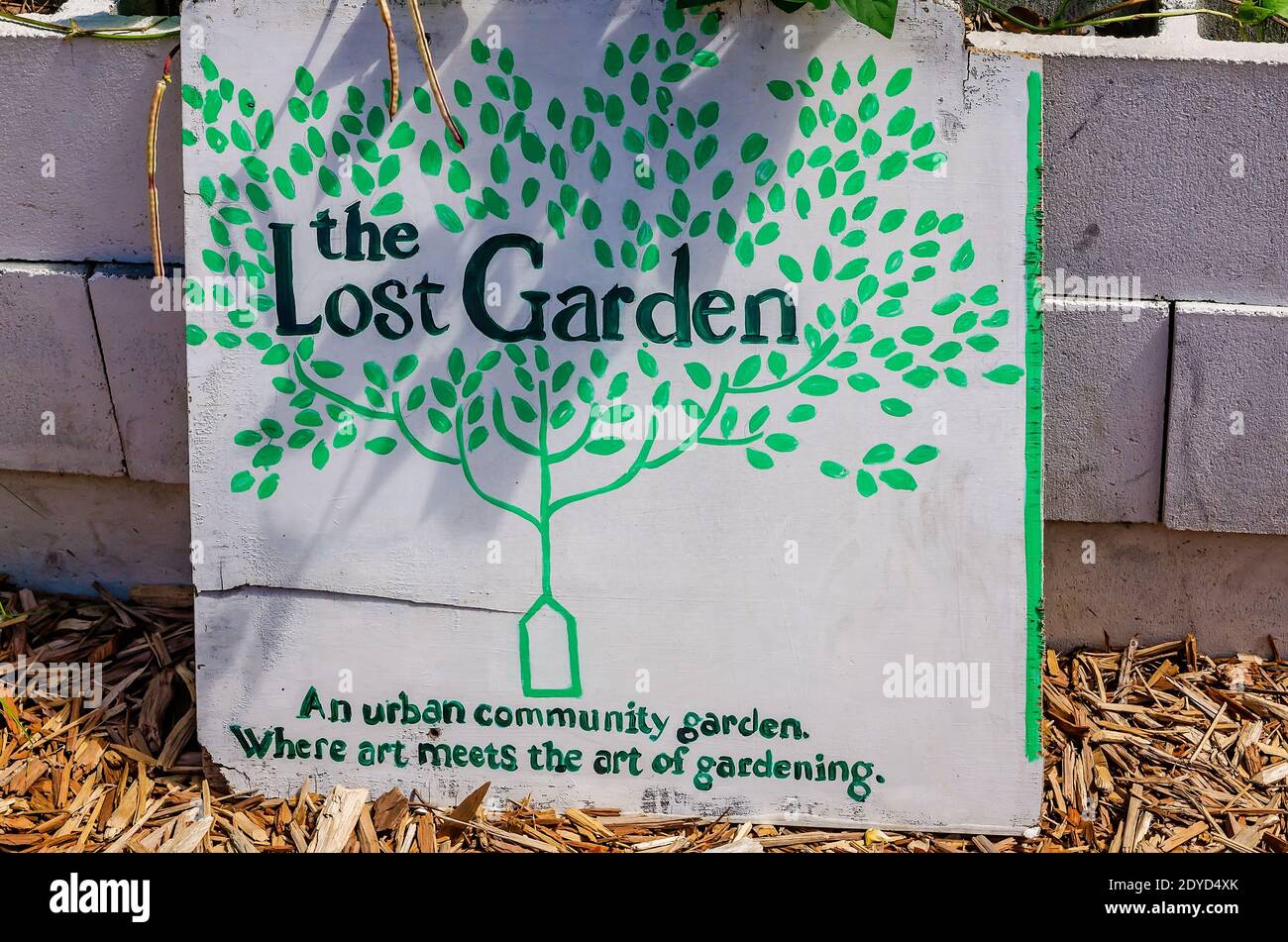 Un panneau marque l'entrée du Lost Garden, un jardin communautaire du centre-ville et une installation artistique, le 9 août 2017, à Mobile, Alabama. Banque D'Images
