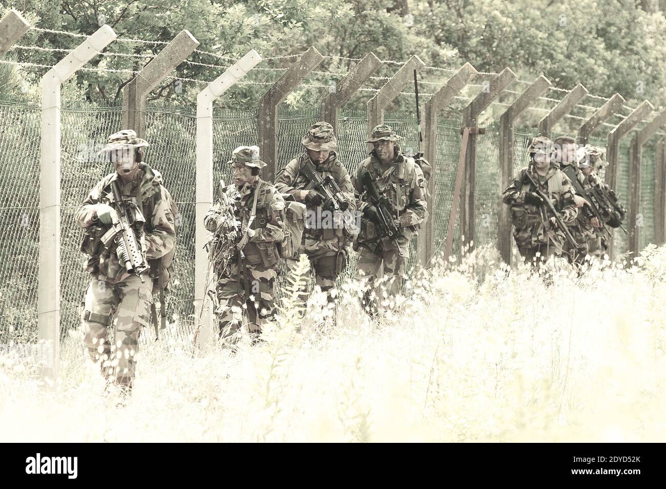 Le fichier non daté montre des membres du 1er Régiment de parachutistes ...