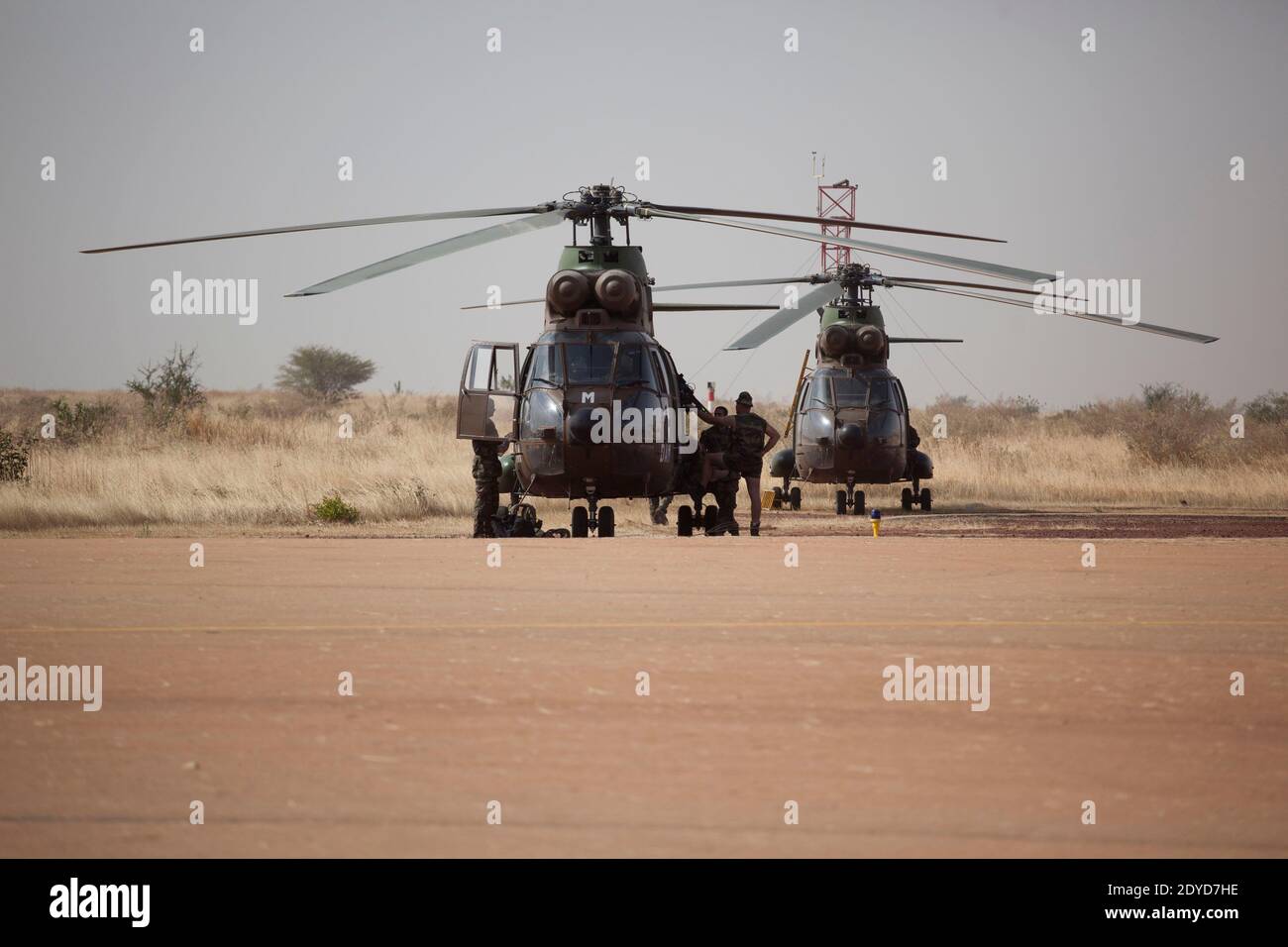 Des hélicoptères Puma sont vus à Sebaare, au Mali, le 24 janvier 2013.  Paris a envoyé dans ses forces le 11 janvier pour sauver le Mali des  groupes liés à Al-Qaïda qui