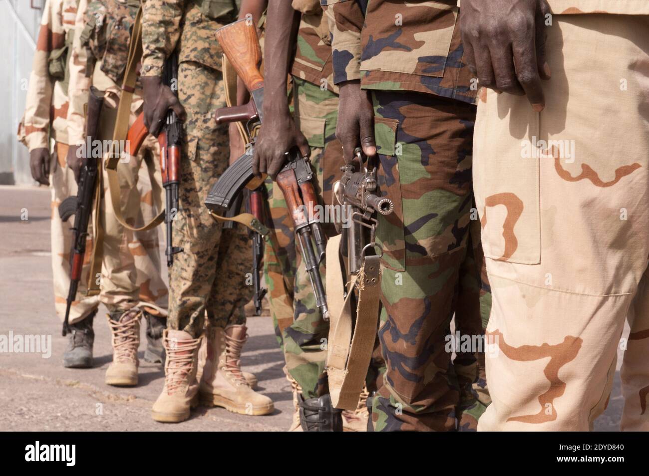 Une photo de document publiée par French amy le 25 janvier montre que des soldats tchadiens embarquèrent à bord d'un avion cargo de l'Armée de l'Air française Hercule C130 en route vers le Mali à n'Djamena, Tchad, le 24 janvier 2013. Le Tchad a doublé ses troupes pour combattre les islamistes dans la ville de Gao, dans le nord du Mali, de 200 à 400, en accusant une source militaire tchadienne. les nations africaines secouées par l'intervention surprise de la France au Mali ont répondu par des engagements rapides de troupes, mais le manque de fonds, d'équipements et de préparation à la bataille a ralenti leur déploiement, disent les diplomates. Photo par Armee de l'Air/ABACAPRESS.COM Banque D'Images