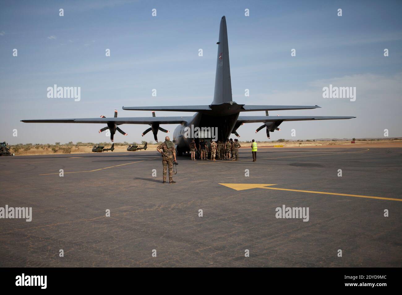 Le 27 janvier 2013, les troopeurs français déchargent un avion cargo de la Royal Air Force danoise à Sebare. Dimanche, les troupes françaises avançaient dans la légendaire ville désertique du Mali, Tombouctou, après avoir capturé une série d'autres villes dans leur offensive contre des groupes militants islamistes dans le nord du pays. Pendant ce temps, les dirigeants africains réunis dans la capitale éthiopienne discutaient d'augmenter le nombre de troupes africaines pour rejoindre l'offensive, après que le chef sortant de l'Union africaine ait admis que l'organe n'avait pas fait assez pour aider le Mali. Photo de Julien Tack/ABACAPRESS.COM Banque D'Images