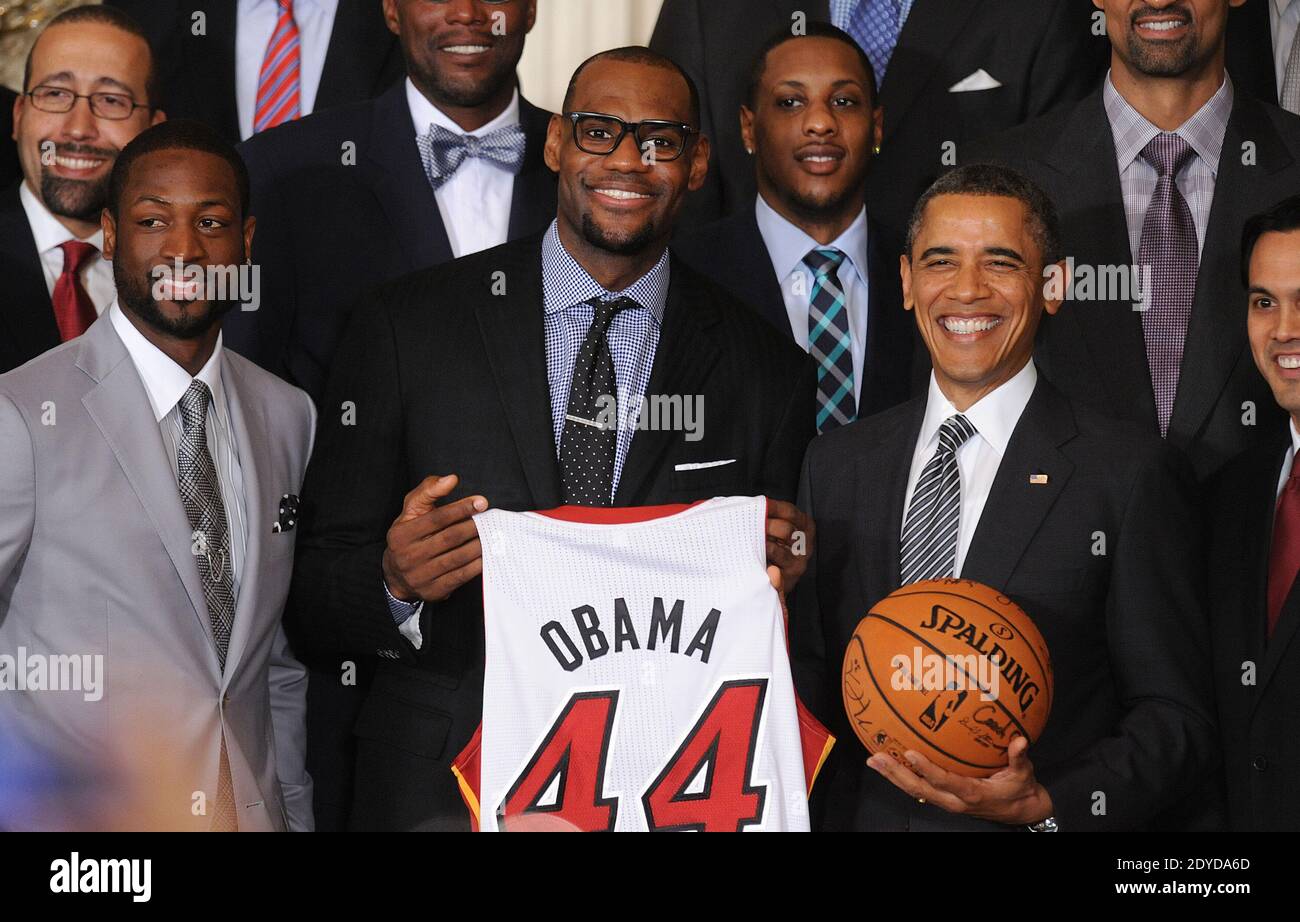 Le président américain Barack Obama (R) se tient avec des joueurs de Miami Heat, dont Dwyane Wade (L), LeBron James (2e L) et Mario Chalmers (2e R) lors d'un événement pour honorer la chaleur de Miami en célébration de leur victoire au championnat NBA 2012, dans la salle est de la Maison Blanche, à Washington, DC, États-Unis le 28 janvier 2013. Photo par Olivier Douliery/ABACAPRESS.COM Banque D'Images