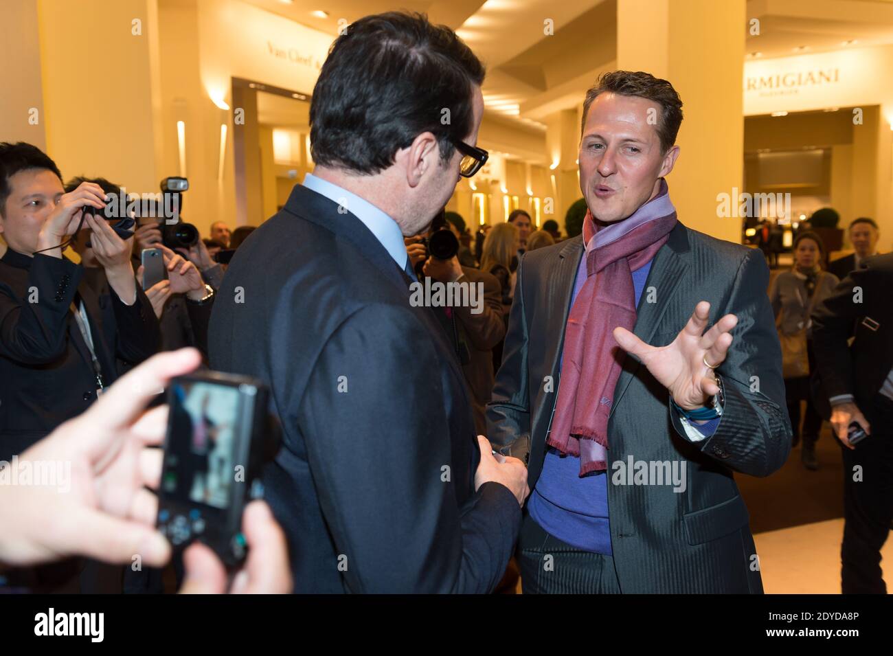 Michael Schumacher s'entretient avec François-Henry Bennahmias, PDG d'Audemars Piguet, au stand d'Audemars Piguet lors de la Foire internationale des horlogers SIHH 2013 qui s'est tenue à Palexpo à Genève, en Suisse, le 22 janvier 2013. Photo de Loona/ABACAPRESS.COM Banque D'Images