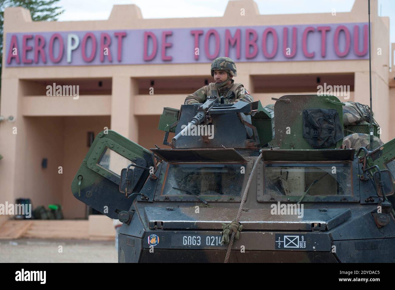 Une photo publiée par l'armée française le 28 janvier montre que les forces dirigées par les Français au Mali en provenance de Gao prennent le contrôle de l'aéroport de Tombouctou sans avoir tiré un seul coup, alors qu'elles se déplacent pour capturer la ville historique des islamistes militants, le 28 janvier 2013. Les troupes n'ont rencontré aucune résistance alors qu'elles se dirigeaient vers la ville, où un bâtiment abritant d'anciens manuscrits aurait été incendié. Photo ECPAD/ABACAPRESS.COM Banque D'Images