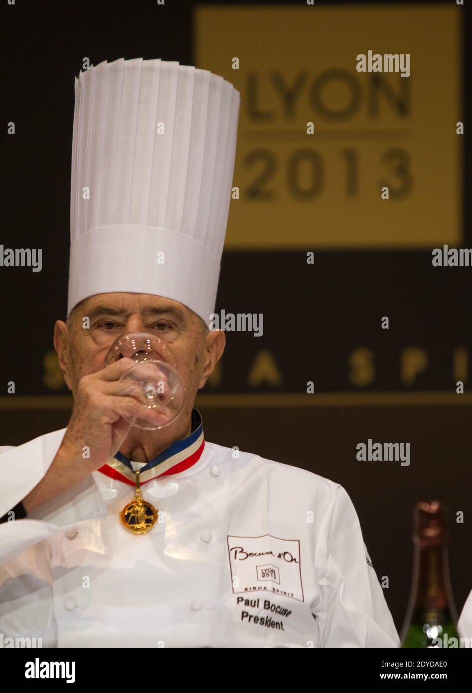 30ème SIRHA (salon international de la restauration, de l'hôtellerie et de l'alimentation) salon mondial de l'hospitalité et de la restauration à Lyon, France, Paul Bocuse goûte des plats en tant que président du jury Bocuse d'Or, Lyon, 29 janvier 2013. Photos de Vincent Dargent/ABACAPRESS.COM Banque D'Images