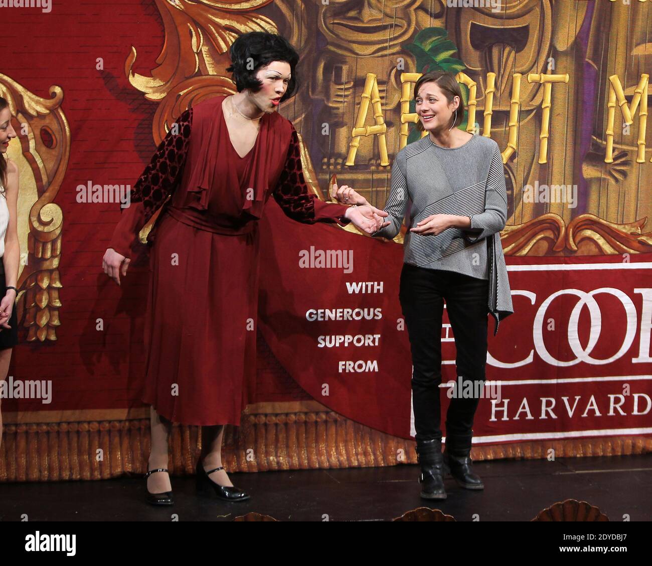 L'actrice française Marion Cotillard et Ethan Hardy comme Edith Piaf interprète la chanson Je ne Regrette Rien pendant la femme de l'année de Pudding Theatricals 2013 précipitée à Cambridge, Massachusetts, Etats-Unis, le 31 janvier 2013. Photo de Charles Guerin/ABACAPRESS.COM Banque D'Images