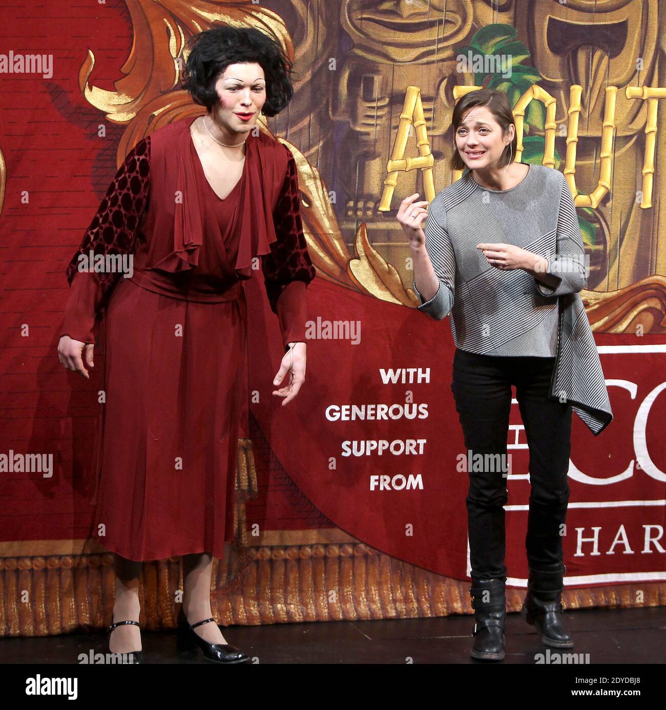 L'actrice française Marion Cotillard et Ethan Hardy comme Edith Piaf interprète la chanson Je ne Regrette Rien pendant la femme de l'année de Pudding Theatricals 2013 précipitée à Cambridge, Massachusetts, Etats-Unis, le 31 janvier 2013. Photo de Charles Guerin/ABACAPRESS.COM Banque D'Images