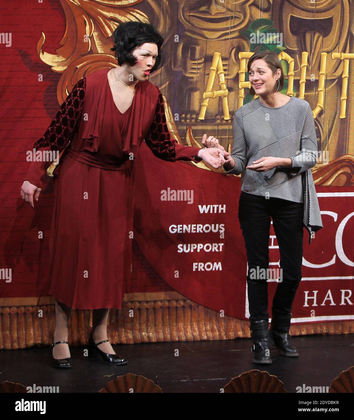 L'actrice française Marion Cotillard et Ethan Hardy comme Edith Piaf interprète la chanson Je ne Regrette Rien pendant la femme de l'année de Pudding Theatricals 2013 précipitée à Cambridge, Massachusetts, Etats-Unis, le 31 janvier 2013. Photo de Charles Guerin/ABACAPRESS.COM Banque D'Images
