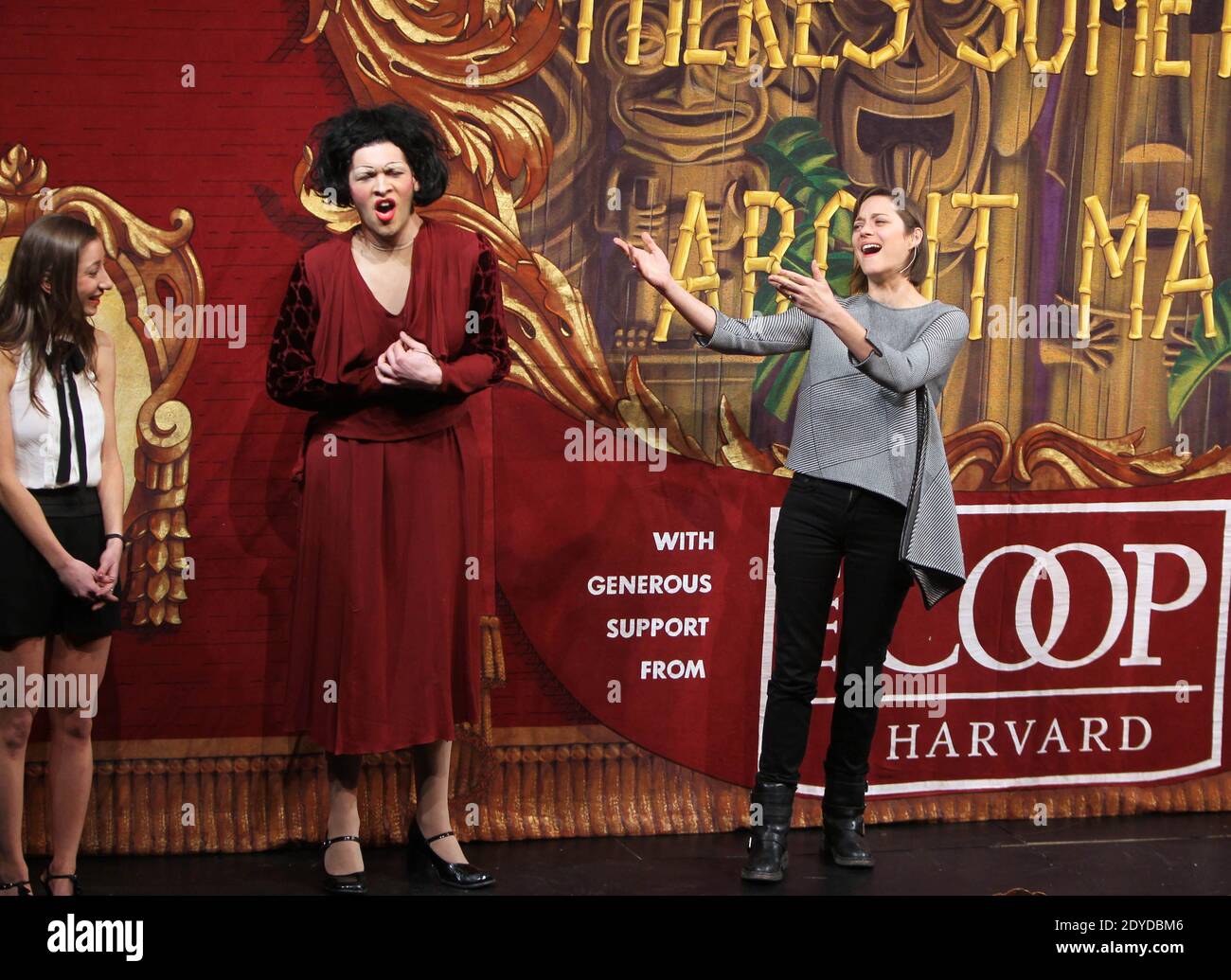 L'actrice française Marion Cotillard et Ethan Hardy comme Edith Piaf interprète la chanson Je ne Regrette Rien pendant la femme de l'année de Pudding Theatricals 2013 précipitée à Cambridge, Massachusetts, Etats-Unis, le 31 janvier 2013. Photo de Charles Guerin/ABACAPRESS.COM Banque D'Images