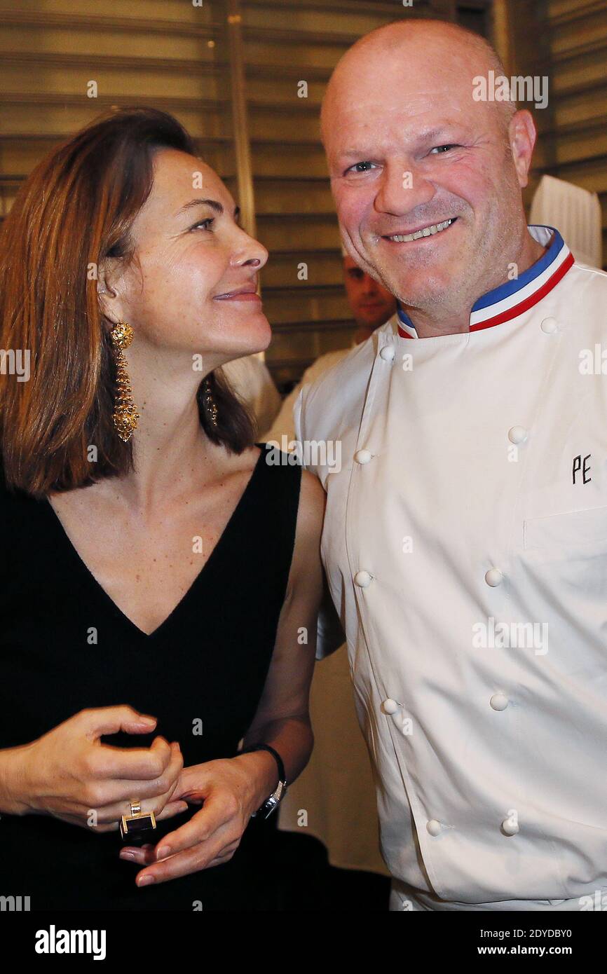 L'actrice Carole bouquet et Philippe EtcheBEST, chef deux étoiles au  Michelin, et hôte du spectacle M6 « Cauchemar en cuisine » présentent son  nouveau vin vintage 2009 à la cave « Bordeaux