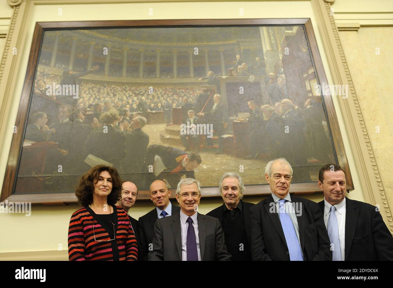 (G-D) Fabienne Servan Schreiber (UN coeur pour les prisonniers), Jean-Jacques Urvoas, président de la Caommission de droit, Stephane Richard, PDG de France Telecom, Claude Bartolone, président de l'Assemblée nationale, acteur Pierre Arditi, Jean-Jacques Delarue, contrôleur général des institutions correctionnelles et Pierre Botton, fondateur de l'association 'les prisons du coeur' (Un coeur pour les prisonniers) assister à une conférence de presse axée sur une plus grande transparence dans les établissements correctionnels de France, à l'Assemblée nationale à Paris, France, le 31 janvier 2013. La conférence a également discuté de la suggestion t Banque D'Images