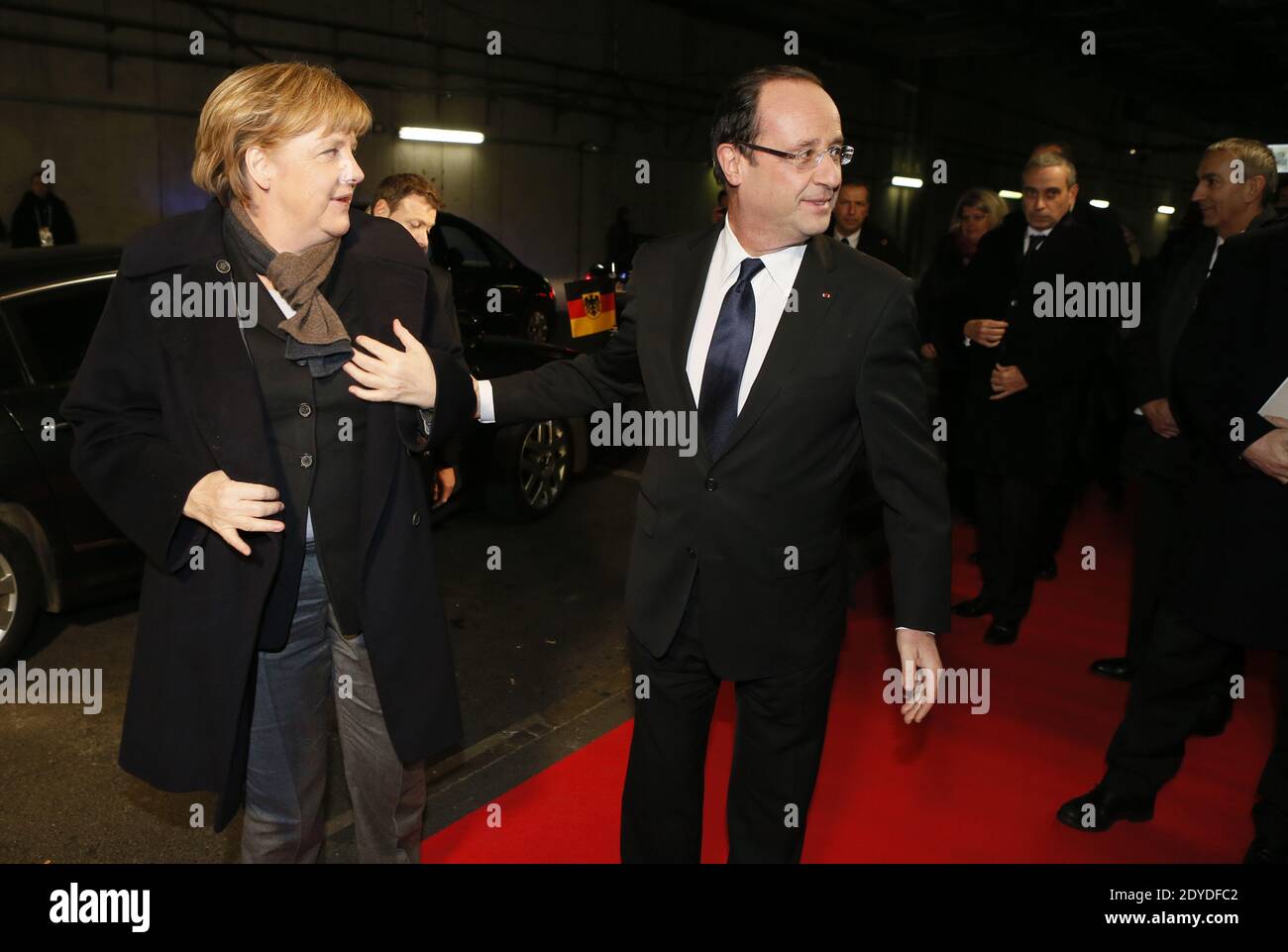 Le président français François Hollande accueille la chancelière allemande Angela Merkel au Stade de France à Saint-Denis, près de Paris, en France, le 6 février 2013, avant d'assister à un match de football international amical entre la France et l'Allemagne. Ce match marque le 50ème anniversaire de l'instauration du Traité d'Elysée, qui a ouvert la voie à des relations amicales entre deux pays qui avaient connu auparavant une rivalité longue et amère. Photo de Patrick Kovarik/Pool/ABACAPRESS.COM Banque D'Images